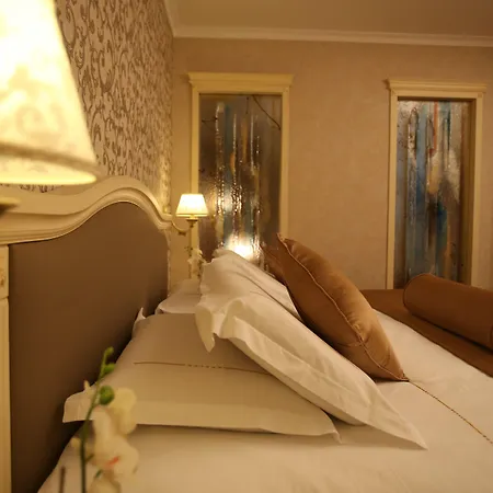 Grand & Hotel