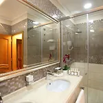 Hotel Grand &