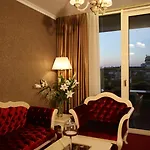 Hotel Grand &