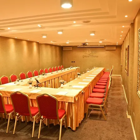 Grand & טיראנה