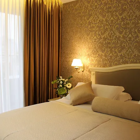 Grand & 4*