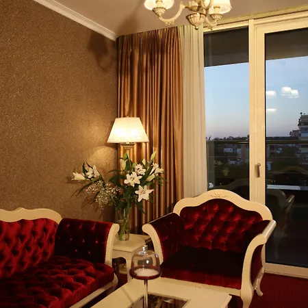Hotel Grand &