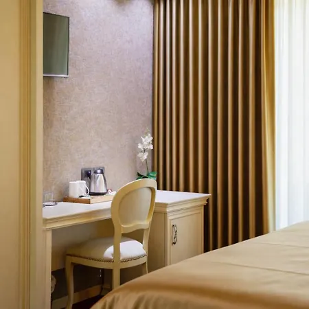 Hotel Grand &