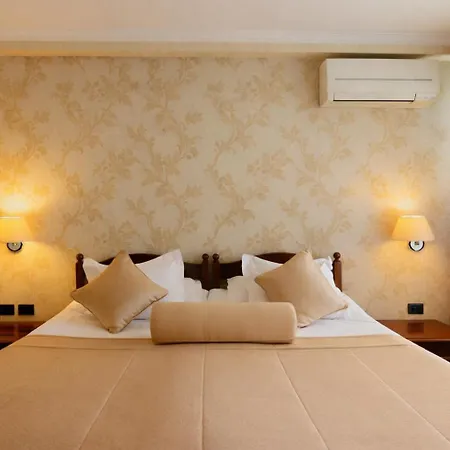 Hotel Grand &