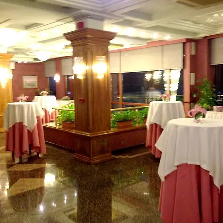 Hotel Grand &
