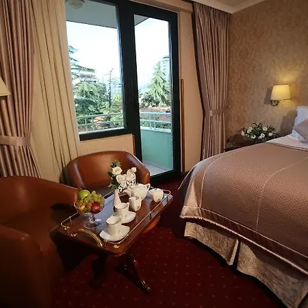 Grand & Тирана