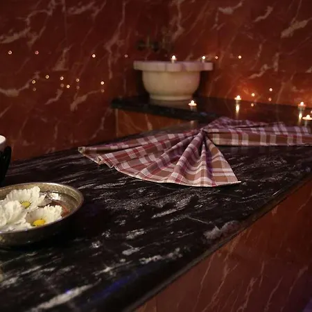 Grand & טיראנה