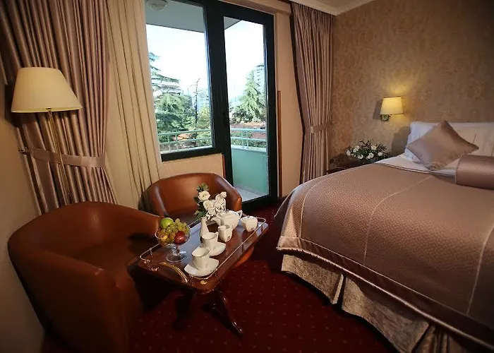 Grand & Τίρανα